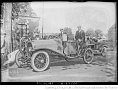 Lucien Chenard, promotion 1920, sur une automobile Chenard et Walcker.