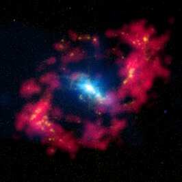 NGC 4151 met een combinatie van röntgenwaarnemingen (Chandra X-ray Observatory, blauw), optische metingen van geïoniseerd waterstof (geel), en radio metingen van neutraal waterstof (rood)