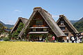 Casa con cuberta de colmada na vila histórica de Shirakawa-go (Patrimonio da Humanidade) no Xapón.