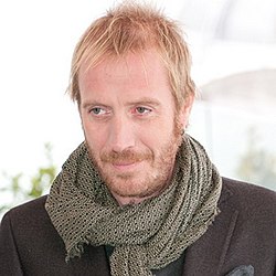 Rhys Ifans vuonna 2011.