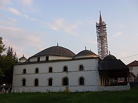 Seniçe’nin merkezindeki Valide Sultan Camii