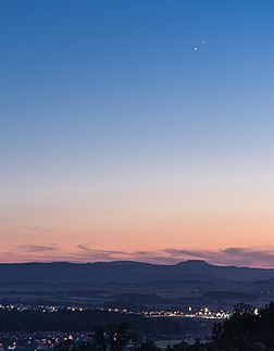 Conjonction entre Vénus et Jupiter observée le 1er juillet 2015 à Kłodzko (Basse-Silésie), au crépuscule. (définition réelle 1 918 × 2 455)