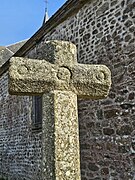 Croix montoise sur le parvis.