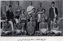 1911-12 (üstte) ve 1913-14 sezonlarını şampiyon olarak tamamlayan Fenerbahçe kadroları, şampiyonluk şildi ile birlikte.