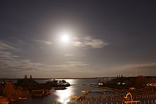 Lueur blafarde de la lune sur la mer.