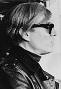 Portrait de profil de l'artiste Andy Warhol