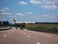 Certains taxiways passent au-dessus de l'A14. Ici un Boeing 757 de Condor.