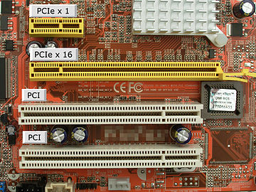 PCIe-Slot (oben, gelb) und PCI-Slots (unten, weiß)