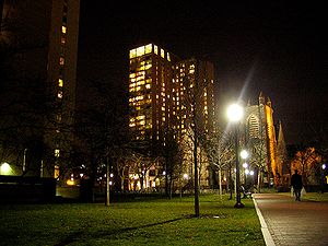 Les résidences high rises et l'église St Mary (au premier plan).