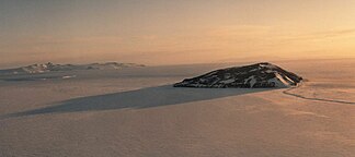 Tent Island mit dem Razorback Ridge als höchster Erhebung