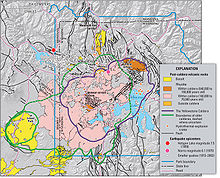 Carte synthétisant la géologie du parc, avec notamment les types de roche volcanique comme le basalte, les limites de la caldeira de Yellowstone et les épicentres de quelques séismes passés.