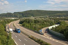 A98 na wysokości węzła Lörrach-Mitte, w tle most Wiesentalbrücke