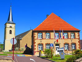 Kerk van Saint-Éloi / St. Eligius en het nabijgelegen gemeentehuis in Folkling / Folklingen