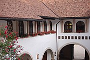 Der Wohnbereich mit Loggia, Eingangstor und den 2001 angebrachten Bronzereliefs