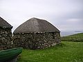 Blackhouse restaurada nun museo en Trotternish, Illa de Skye (Escocia).