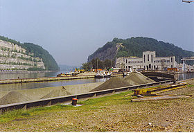 Le canal Albert au passage de la montagne Saint-Pierre : la tranchée de Caster et les écluses de Lanaye à droite.