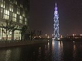 Das Wahrzeichen der ShanghaiTech University – der ShanghaiTech Tower – bei Nacht