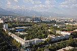 Blick über die Stadt auf das Tian-Shan-Gebirge