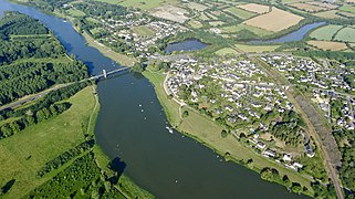 Vue aérienne de Bouchemaine et la Loire, au centre du département.