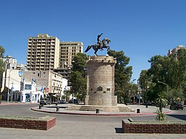 Ruiterstandbeeld van San Martin in de hoofdstraat Avenida Argentina in Neuquén