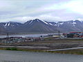 Longyearbyen des de l'alçada de l'església, amb el riu Longyearbyen en primer terme