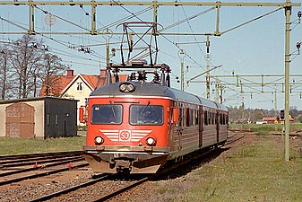 Ett X9-tåg, "Paprikatåg", på Håkantorps station, 1980-talet