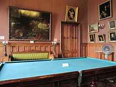 Salle de billard.