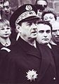 Photographie noir et blanc d'un amiral en buste lors d'une assemblée portant la plaque de Grand officier de la légion d'honneur.