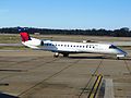 Embraer ERJ-145 da Delta no aeroporto.