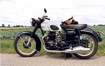 Het Model 7 (Norton Seven) was de stamvader van de Dominators én de eerste tweecilinder met een eigen Norton paralleltwin. Dit is een exemplaar uit 1953, het enige jaar dat het oude frame in combinatie met een swingarm achtervork werd gebouwd.