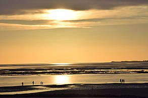 Sonnenuntergang über Utersum; im Hintergrund die Südspitze Sylts