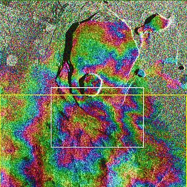 Рисунок 20. Изображение InSAR на Килауэа, Гавайи, на котором видны полосы, вызванные деформацией местности в течение шестимесячного периода