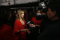 Nastia Lukin concedendo entrevista a uma emissora de televisão num evento social.