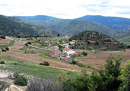 Vista general de Hoya de la Carrasca, con detalle de la ermita al fondo, año 2013.