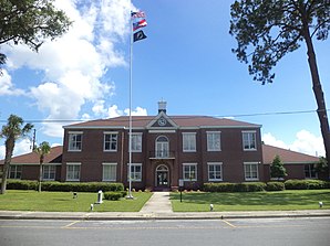 Brantley County Courthouse in Nahunta (2013). Das Courthouse entstand im Jahr 1930 im Stile der Colonial-Revival-Architektur, nachdem 1923 der County Seat von Hoboken nach Nahunta verlegt worden war. Im Juni 1995 wurde der Verwaltungssitz in das NRHP eingetragen.[1]