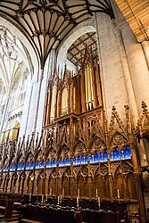 Stalles des chœur, orgue, tour arche et voûte en éventail.