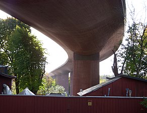 En faluröd bro över faluröda byggnader