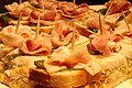 Pintxos au jambon.