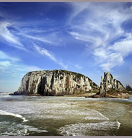 As "torres" da Praia da Guarita, um dos recantos mais característicos da cidade