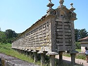 Hórreo de cantería sobre esteos en Carnota.