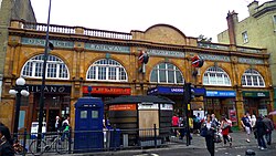 Het stationsgebouw uit 1915 aan Earls Court Road.