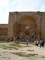 La grande porte sud du mur transversal de l'enceinte sacrée, percée de trois portails à linteau, celui du centre étant surmonté par un arc de plein cintre.