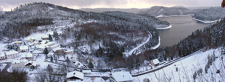 Pierre-Percée et sa mairie, dominant le lac de Pierre-Percée en hiver.