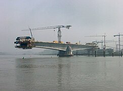 Este puente de hormigón funciona temporalmente como dos voladizos durante su construcción.