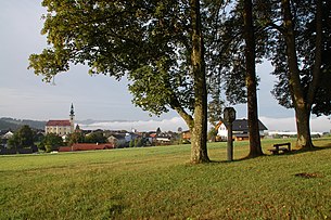 Ortsansicht mit denkmalgeschütztem Bildstock