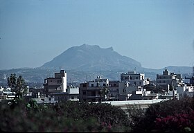 Vue du mont Gioúchtas depuis la ville d'Héraklion, en 1977.