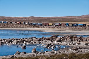 Camions arrêtés aux douanes de la frontière entre le Chili et la Bolivie. (définition réelle 4 288 × 2 848)