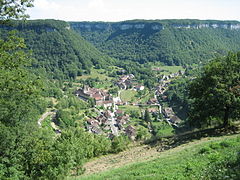 Reculée de Baume-les-Messieurs, dans le centre.