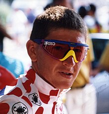 Photographie présentant François Simon, maillot jaune pendant le Tour de France 2001.