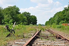 Verlaten spoorlijn nabij het station